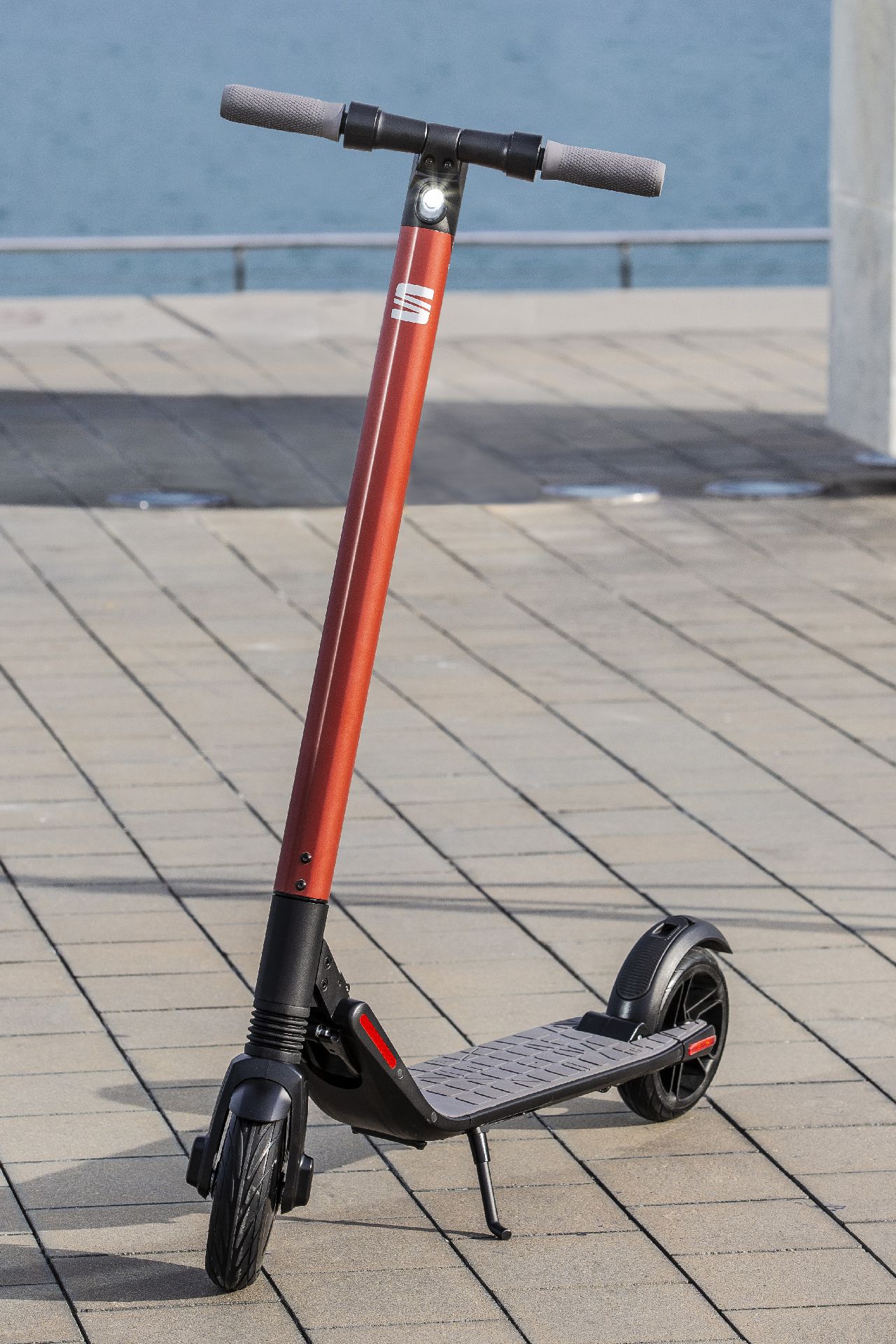 SEAT na český trh uvádí moderní koloběžku eXS KickScooter powered by Segway - fotografie