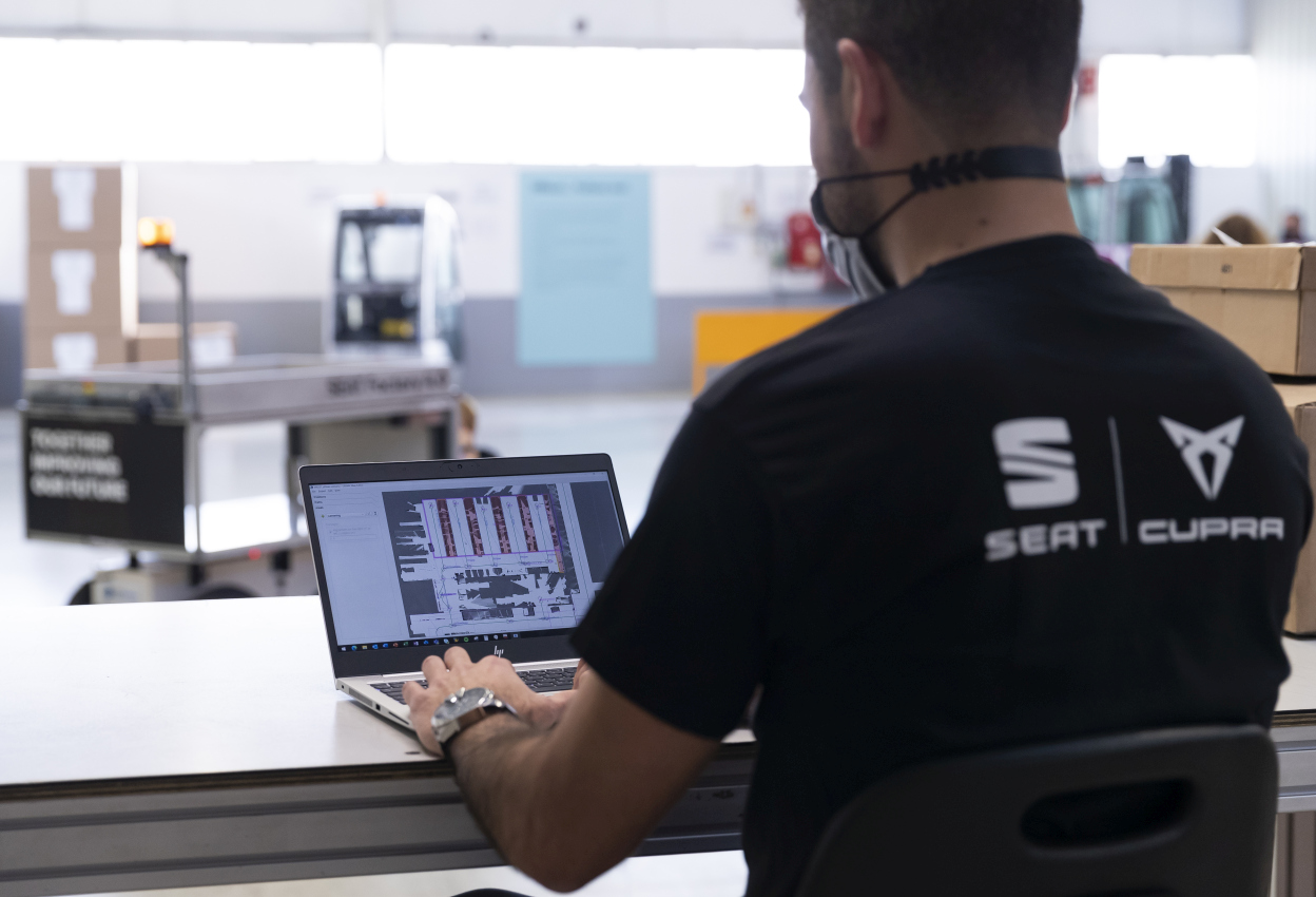 SEAT S.A. zavádí v závodě Martorell autonomní mobilní roboty - fotografie